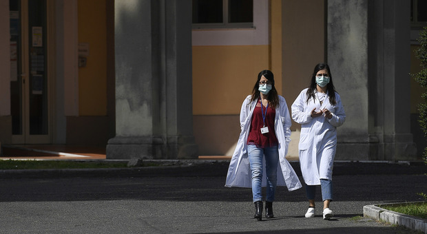 Coronavirus a Roma, bollettino Spallanzani: «201 ricoverati positivi». La coppia cinese lascia l'ospedale