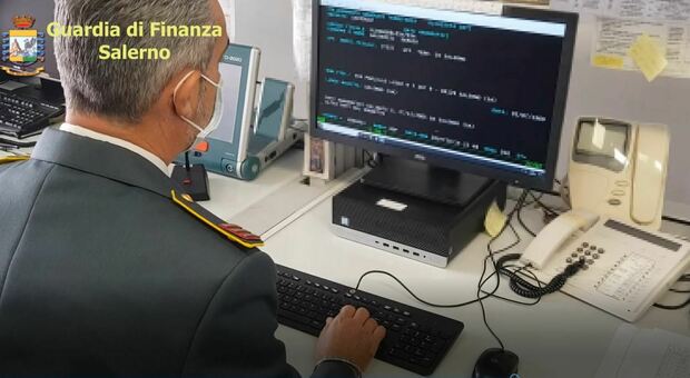 Guardia di finanza a lavoro al computer