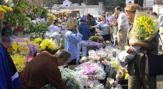 Blitz al cimitero di Poggioreale: sigilli ai chioschi abusivi di fiori