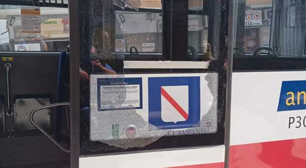 Anm Napoli, salgono i controllori sul bus e il passeggero senza biglietto spacca il vetro a pugni