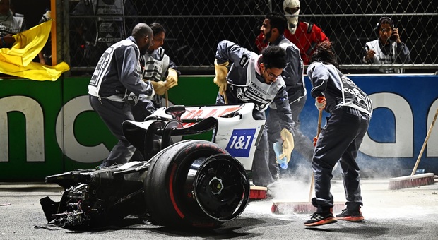 Il retrotreno della Haas di Michael Schumacher dopo il terribile incidente di Jeddah