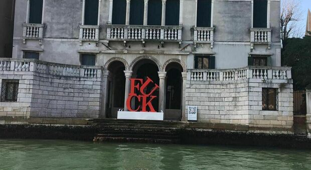 Venezia, espone in Canale Grande l'opera "Fuck": artista denunciato. «Era un urlo liberatorio»
