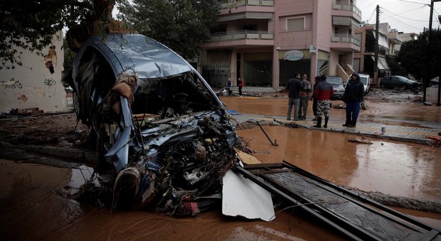 Piogge e inondazioni in Grecia, 14 morti. Il ministro: "Una catastrofe". Le immagini impressionanti