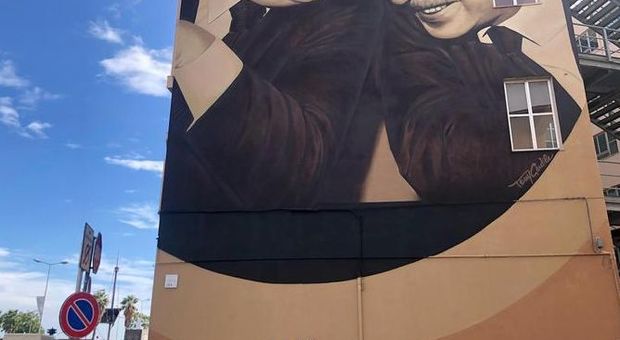 Falcone e Borsellino, sotto il murale compare la scritta "Gay"
