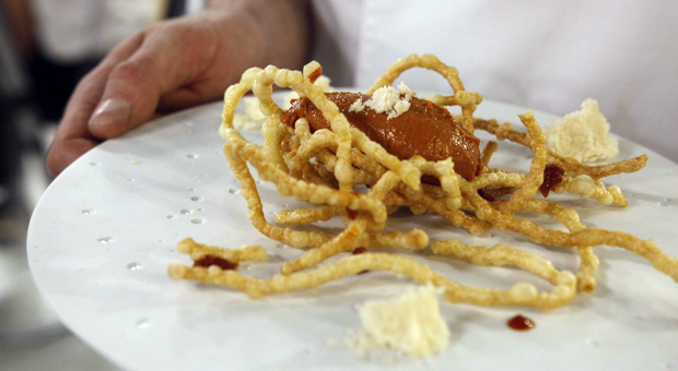 Spaghetti fritti con gelato al ragù