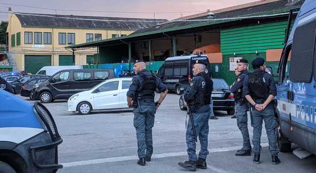 Polizia carabinieri finanza e vigili, blitz all'area Funghi