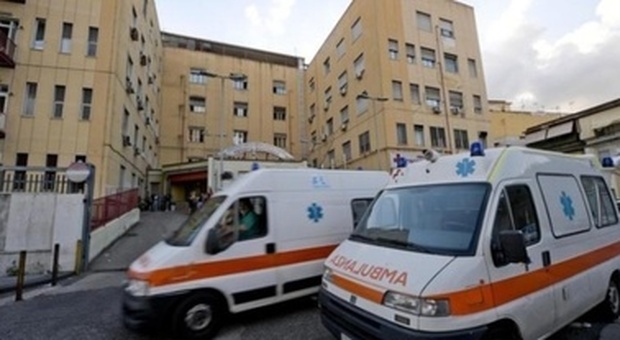 Covid a Napoli, malato di tumore e positivo 10 ore in ambulanza in attesa del posto in ospedale