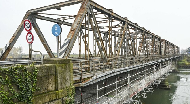 Il ponte sull'Adige con i ponteggi per i lavori
