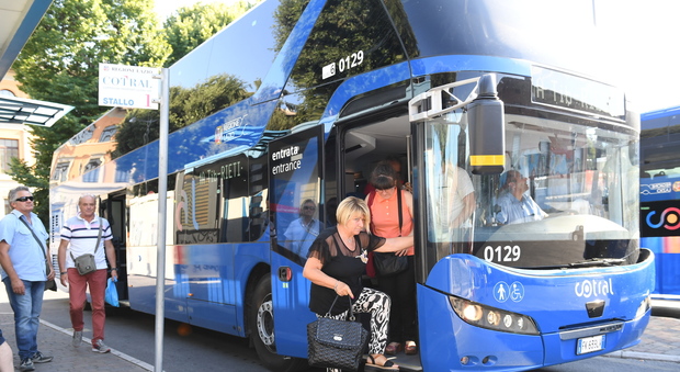 Il bus Cotral bipiano (Foto Cosentino)