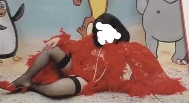 Bambina vestita da prostituta a Carnevale: choc a Napoli, la denuncia su Facebook