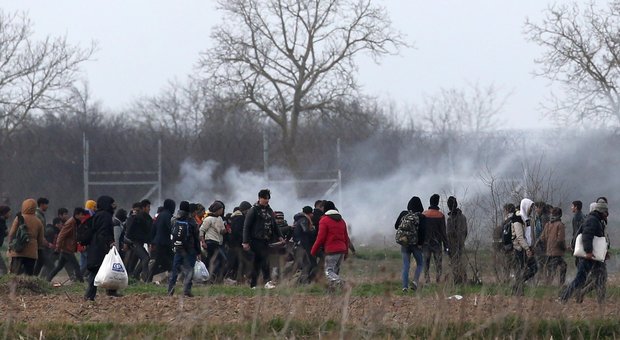 Scontri al confine turco, Ankara: «La polizia greca ha ucciso un migrante». Oltre 135mila cercano di entrare in Europa