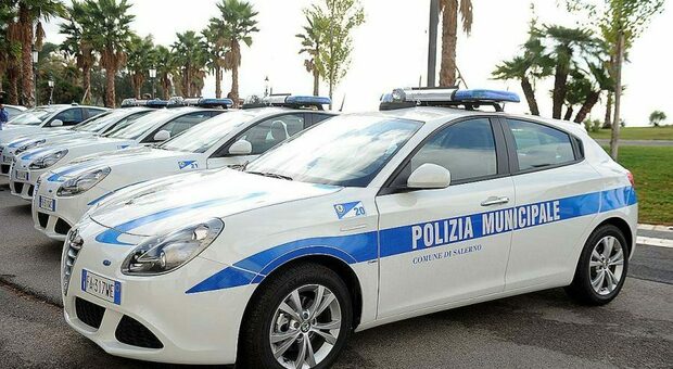 Parcheggiatore abusivo a Salerno dà in escandescenze: feriti due vigili