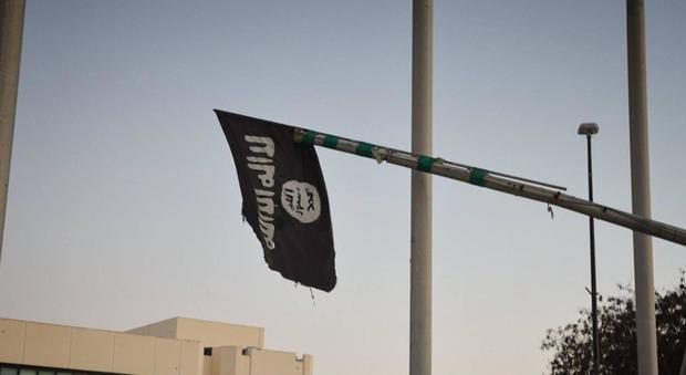 Choc in Abruzzo, bandiera Isis in un giardino: forse un dispetto