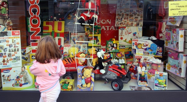 Roma, bandito armato fa irruzione e rapina il negozio di giocattoli