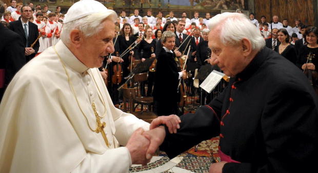 Morto Georg Ratzinger, fratello maggiore di Papa Benedetto XVI: aveva 96 anni