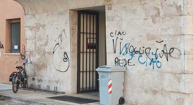 Tornano i writer vandali e imbrattano di scritte il Palazzo del Commercio