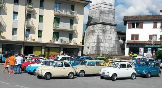Raduno delle vecchie Fiat 500, una passione senza età