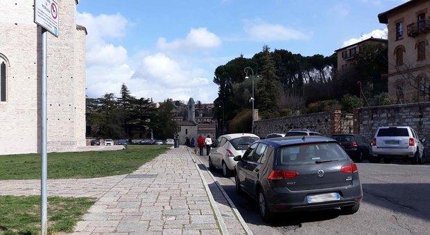 Automobili ogni giorno parcheggiate in divieto davanti al complesso di San Francesco al Prato