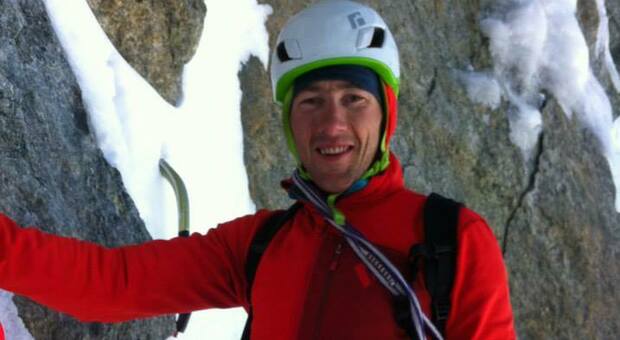 Alpinista travolto da una valanga: Corrado Pesce è grave, bloccato in una vetta in Patagonia. Corsa contro il tempo per salvarlo