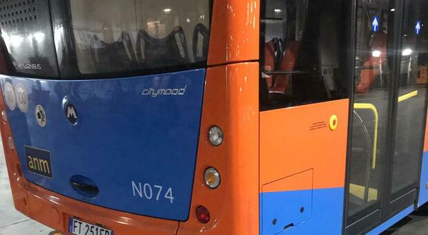 Napoli, danneggia bus e molesta i passeggeri: arrestato 26enne