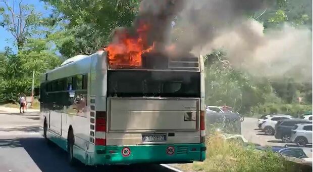 Portonovo, va a fuoco un bus del parcheggio scambiatore: paura tra i passeggeri
