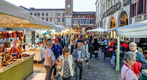 https://statics.cedscdn.it/photos/MED/05/08/8390508_02201240_rovigo_fiera_ottobre_bancarelle_ambulanti_mercato.jpg