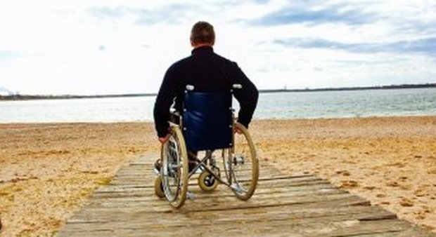 Un disabile osserva la spiaggia