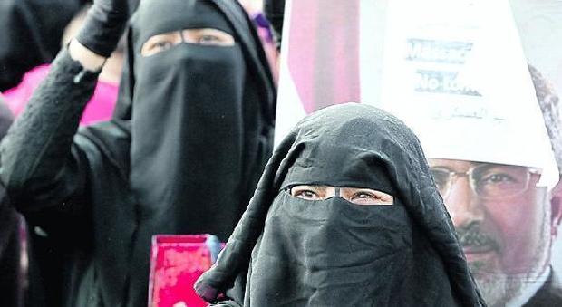 La mamma col niqab, il sindaco: «Voglio rispetto e no volti coperti»