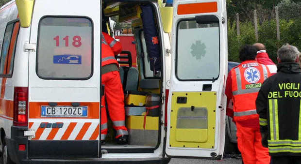 Volo choc, ragazzo di 24 anni si lancia dalla finestra: è grave Volo choc, ragazzo di 24 anni si lancia dalla finestra: è grave