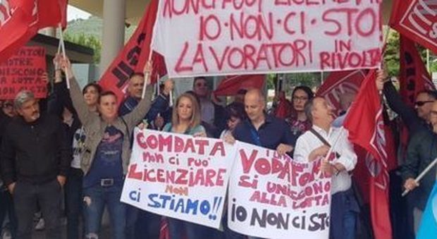 Avvio dei licenziamenti, sit-in dei lavoratori Comdata a Pozzuoli