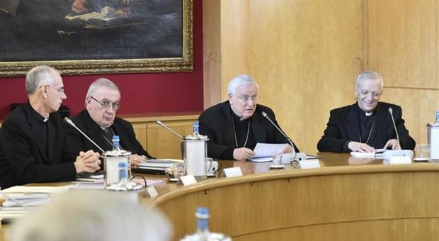 I vescovi riuniti si confrontano, il cardinale Bassetti invita all'unità, sui migranti non ci divideremo