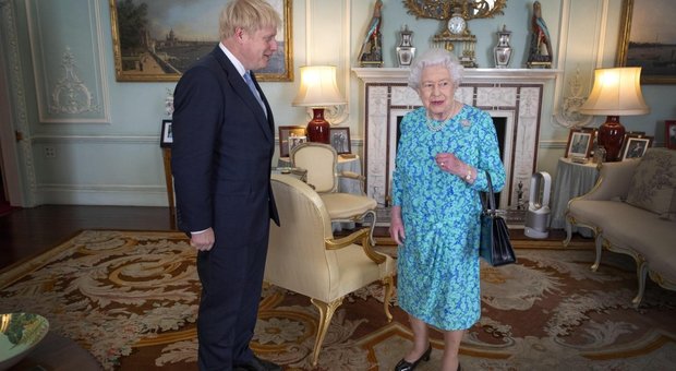 Brexit, la regina Elisabetta approva richiesta del premier di sospendere il Parlamento