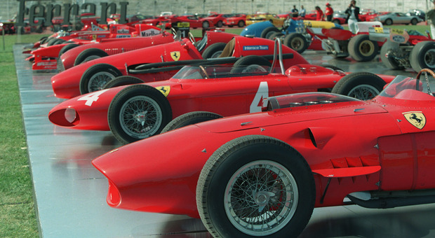 Arriva a Roma la prima Cavalcade Classiche, sfilata di Ferrari d'epoca tra le strade del centro