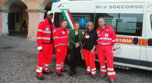 I volontari di Blu Soccorso davanti a una delle ambulanze