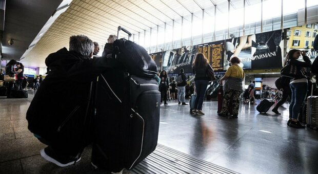 Roma, arrestato il ladro di valigie: rubava i bagagli dei turisti a Termini