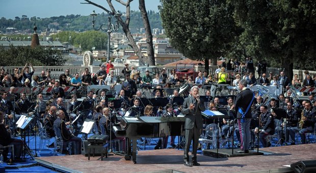 La polizia festeggia i 166 anni, Mattarella: «Paese grato per aver difeso libertà e legalità»