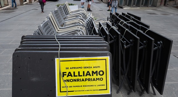 Perugia, cartelli di protesta dei ristoratori del centro