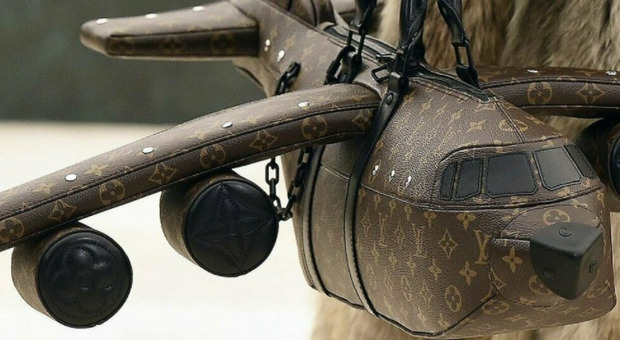 La borsa aeroplano di Louis Vuitton da 33mila euro ha scatenato molte  polemiche