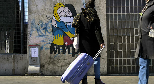 A Roma spunta un murales dove si abbracciano due donne in lacrime, una russa e l'altra ucraina