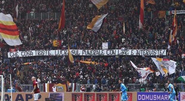 Roma-Napoli, striscione contro la mamma di Ciro Esposito: Lei chiede di «squalificare l'Olimpico»