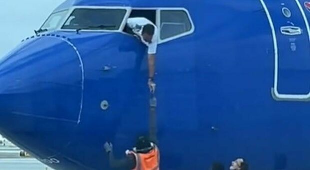 Passeggero dimentica il cellulare, pilota si affaccia dal finestrino per recuperarlo. Il video della Southwest Airlines