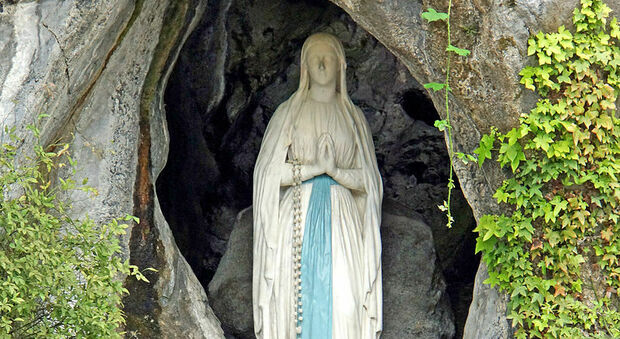 Terni, la statua della Madonna di Lourdes in pellegrinaggio. Nove tappe in tre giorni. In centro, anche la processione con le fiaccole