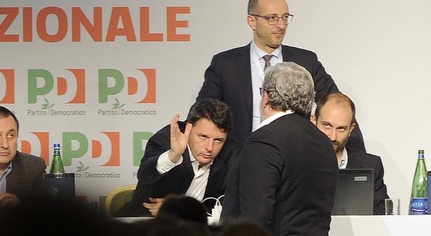 Pd, Renzi lancia il Congresso La minoranza: «Così è scissione»