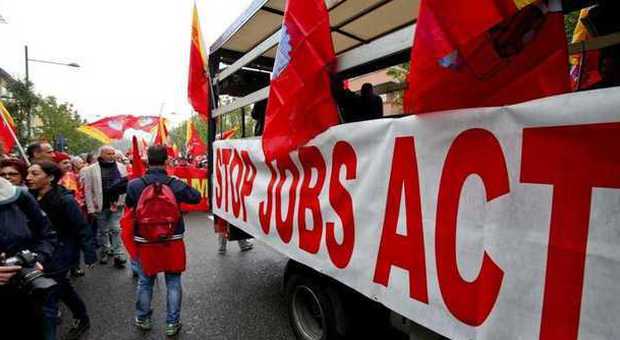 Lancio di petardi e cori: tensione a Milano al corteo contro il vertice Ue sul Lavoro