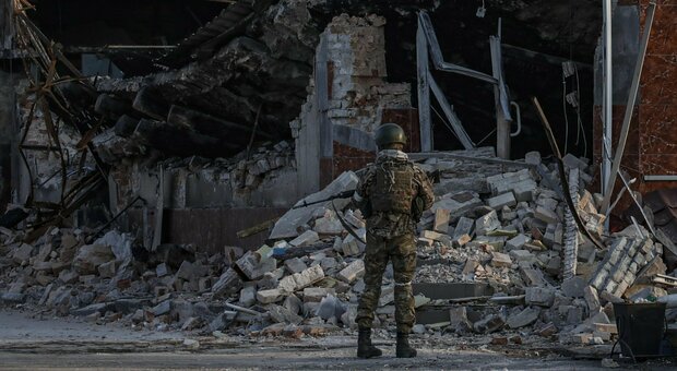Ucraina diretta, Kiev: «Respinti attacchi russi, abbattuto un aereo». Morto un altro generale russo a Kherson, gli ucraini: i russi usano bombe a grappolo