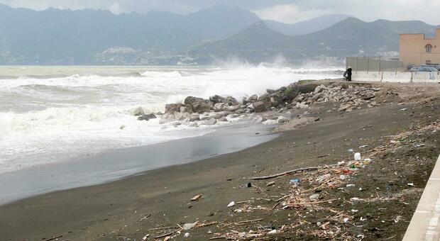 Erosione costiera a Salerno, una spiaggia dopo una mareggiata