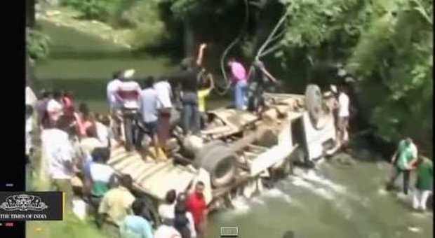 India, autobus precipita in un dirupo: 14 morti e diversi feriti