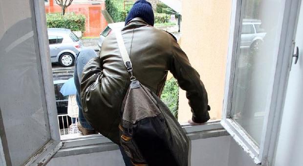 Pesaro, ladri salgono sul tettuccio dell'auto per entrare dentro casa