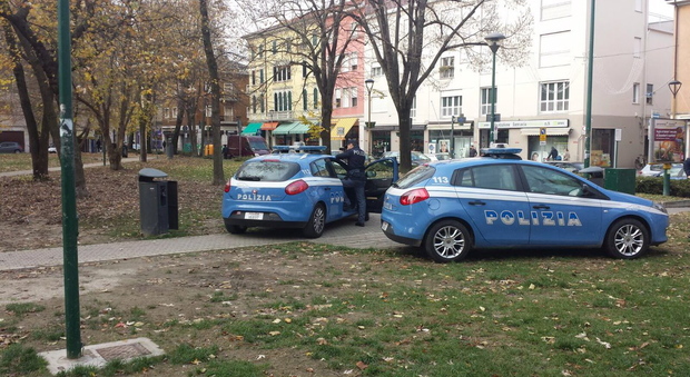 Controlli della Polizia nei giardinetti di via Piave a Mestre
