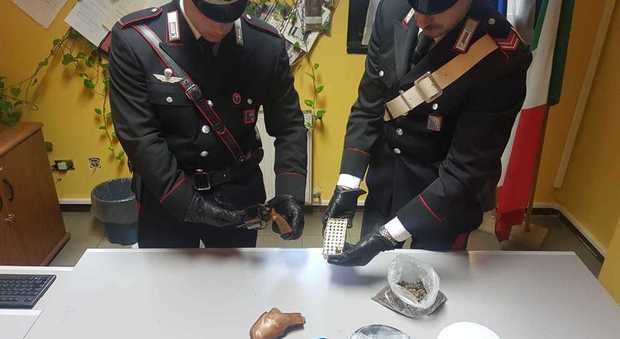 Roma, cocaina nel cesto dei panni sporchi e una pistola carica in casa: fidanzati arrestati